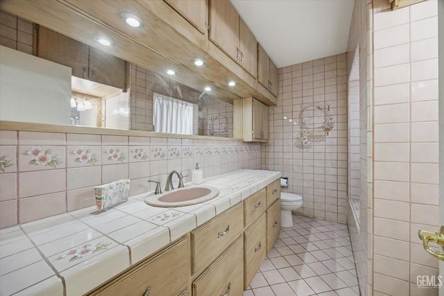 1020 Roberts Lane, Bakersfield, CA 93308