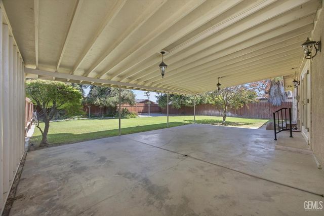 1020 Roberts Lane, Bakersfield, CA 93308