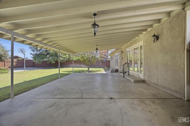 1020 Roberts Lane, Bakersfield, CA 93308