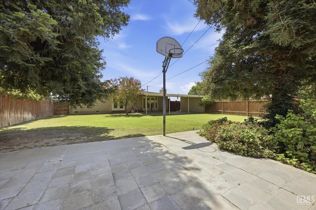 1020 Roberts Lane, Bakersfield, CA 93308