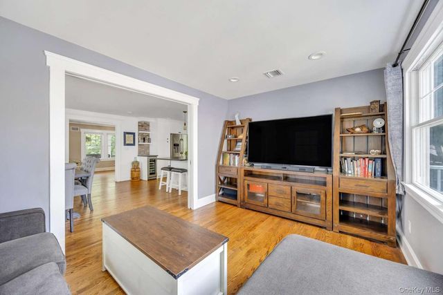 14 Jefferson Street, Port Washington, NY 11050