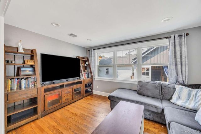 14 Jefferson Street, Port Washington, NY 11050