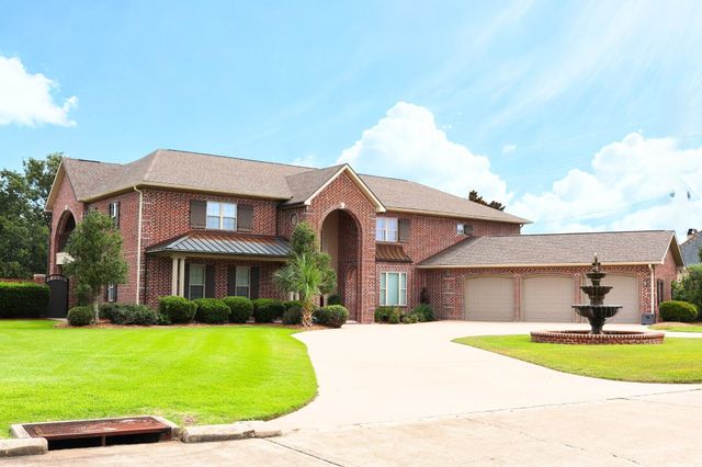 207 Regal Row, Houma, LA 70360
