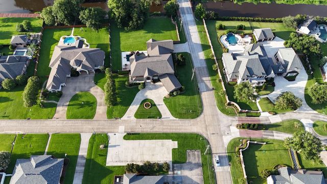 207 Regal Row, Houma, LA 70360