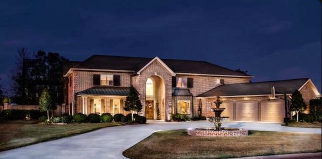 207 Regal Row, Houma, LA 70360