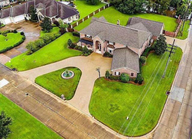 207 Regal Row, Houma, LA 70360