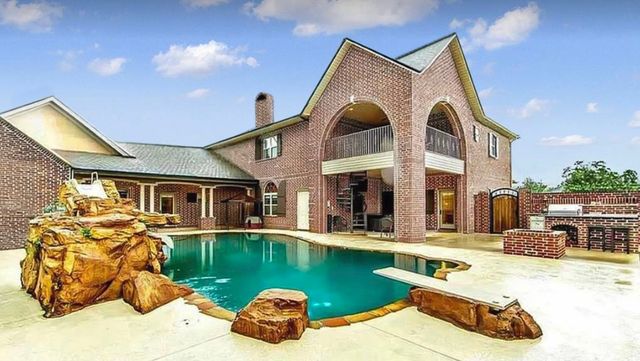 207 Regal Row, Houma, LA 70360