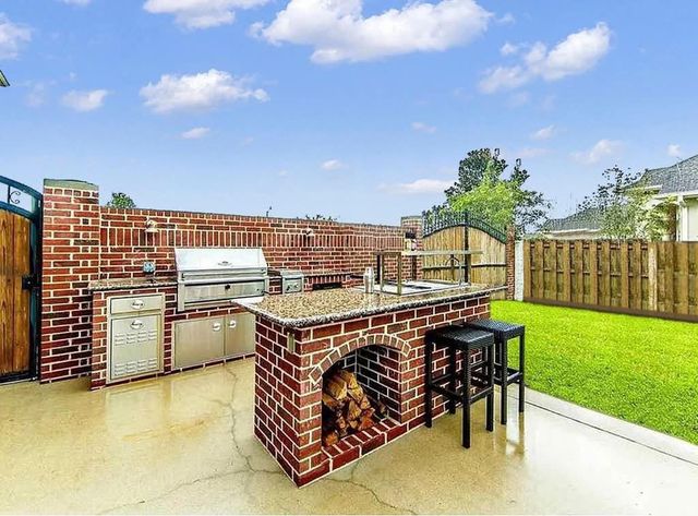 207 Regal Row, Houma, LA 70360