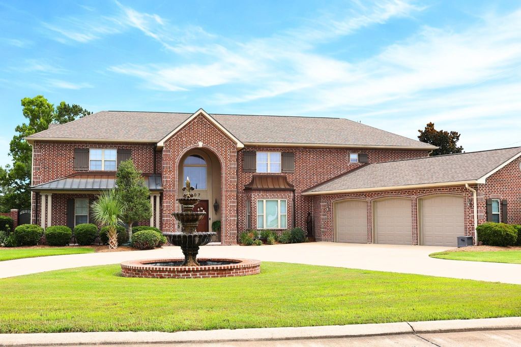 207 Regal Row, Houma, LA 70360
