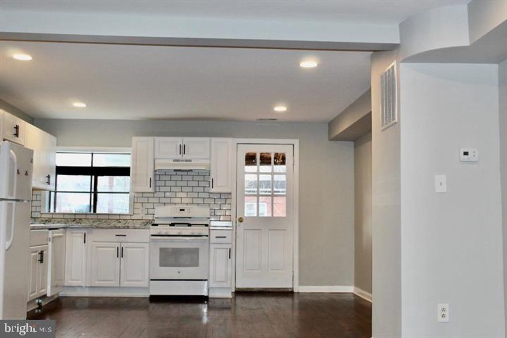 3830 8TH, Baltimore, MD 21225