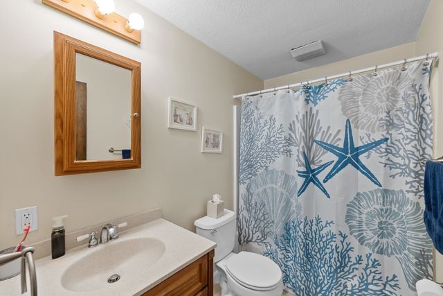 16 Mars Dr, Shrewsbury, MA 01545