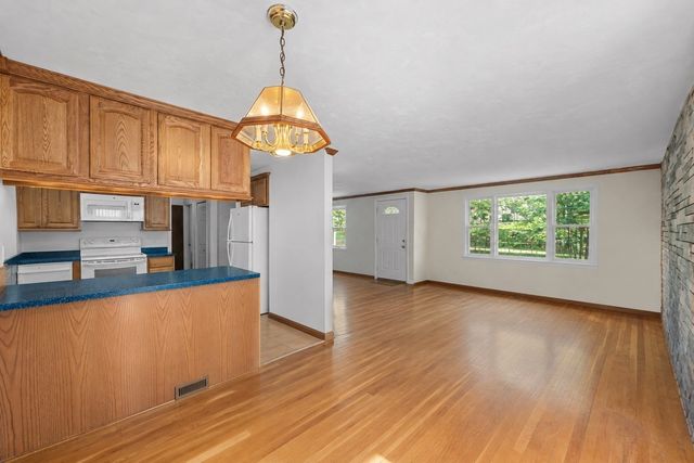 16 Mars Dr, Shrewsbury, MA 01545