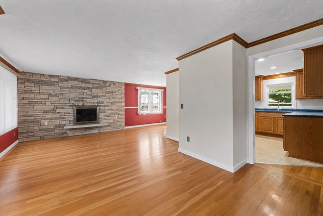 16 Mars Dr, Shrewsbury, MA 01545