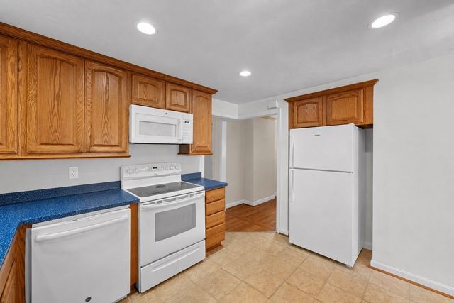 16 Mars Dr, Shrewsbury, MA 01545