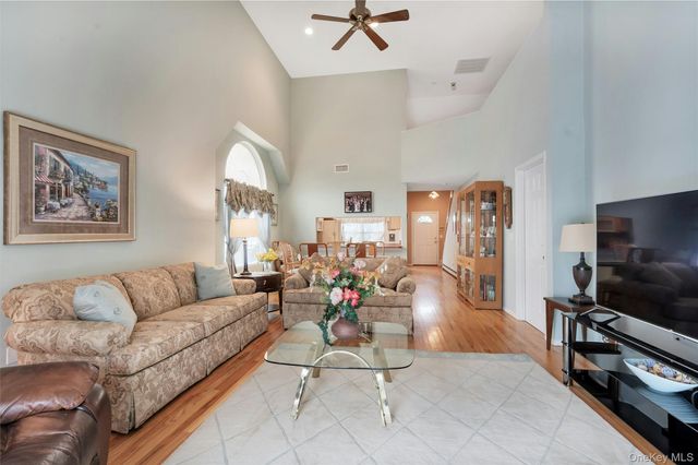 1 Joyce's Way 1, Bay Shore, NY 11706