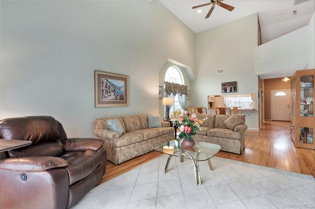 1 Joyce's Way 1, Bay Shore, NY 11706