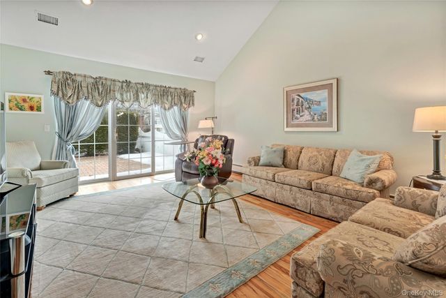 1 Joyce's Way 1, Bay Shore, NY 11706