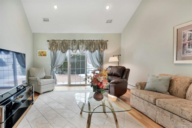 1 Joyce's Way 1, Bay Shore, NY 11706