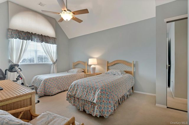 1 Joyce's Way 1, Bay Shore, NY 11706