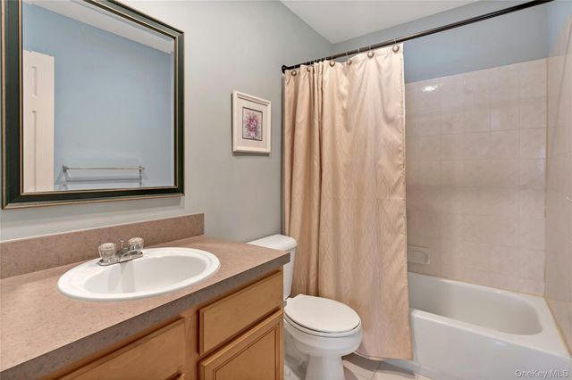 1 Joyce's Way 1, Bay Shore, NY 11706