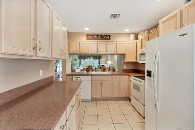 1 Joyce's Way 1, Bay Shore, NY 11706