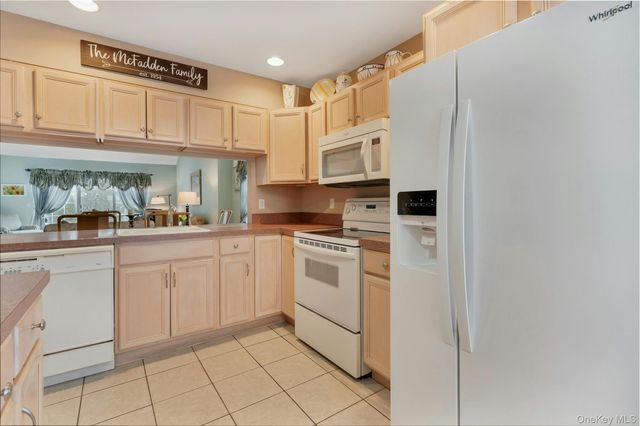 1 Joyce's Way 1, Bay Shore, NY 11706