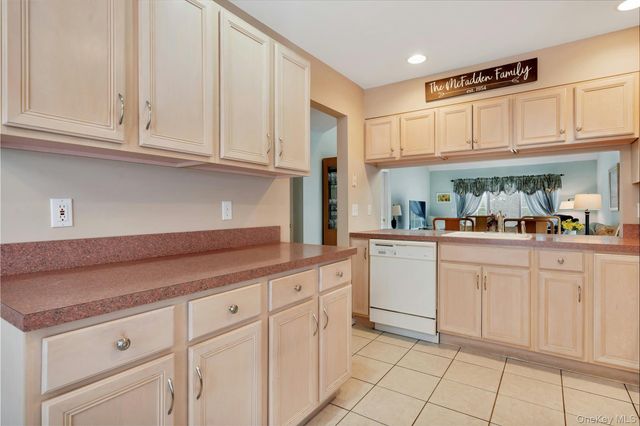 1 Joyce's Way 1, Bay Shore, NY 11706