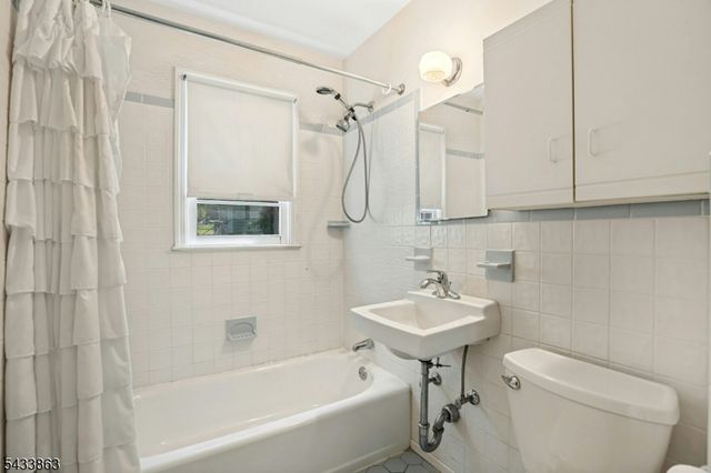 200 Runnymede Pkwy, New Providence Boro, NJ 07974