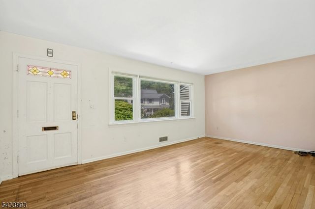 200 Runnymede Pkwy, New Providence Boro, NJ 07974
