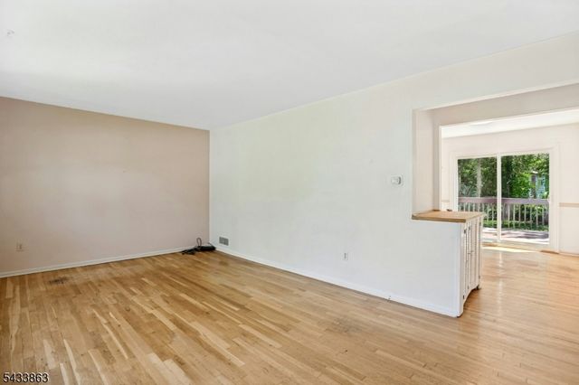 200 Runnymede Pkwy, New Providence Boro, NJ 07974