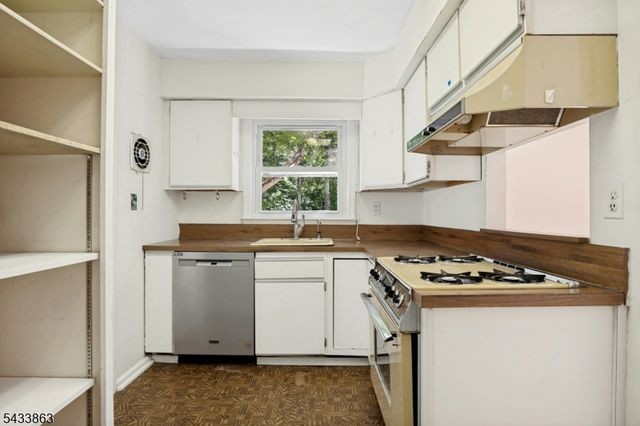 200 Runnymede Pkwy, New Providence Boro, NJ 07974
