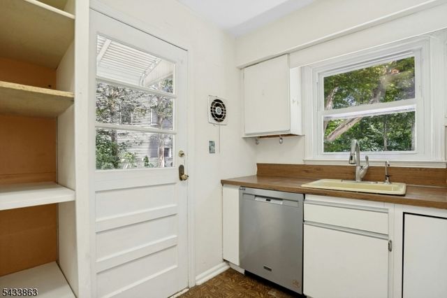 200 Runnymede Pkwy, New Providence Boro, NJ 07974