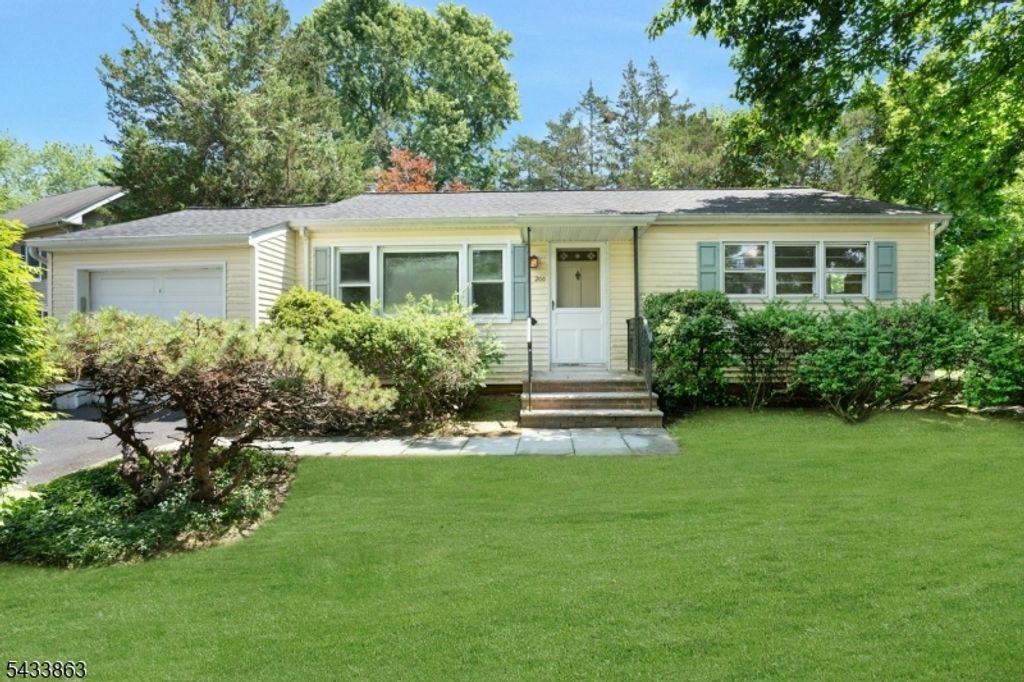 200 Runnymede Pkwy, New Providence Boro, NJ 07974