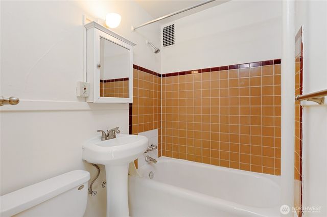 8008 Greenwood Avenue N, Seattle, WA 98103