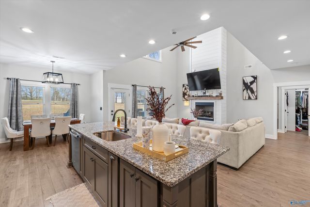 15100 York Lane, Athens, AL 35611