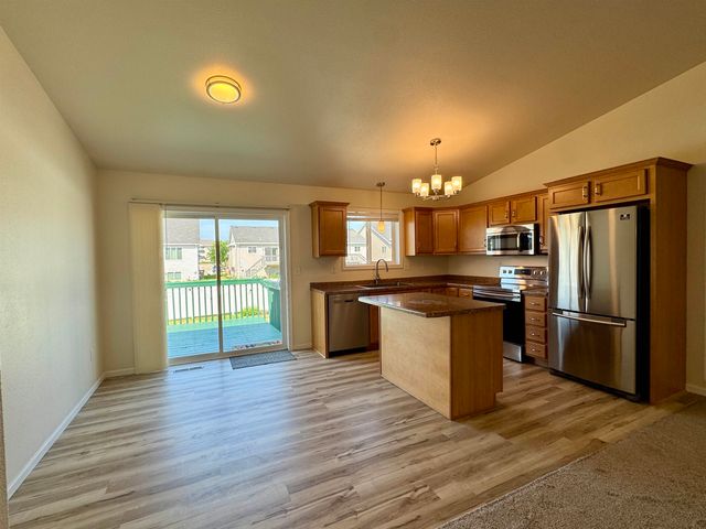 71 NE Mulberry Loop, Minot, ND 58703