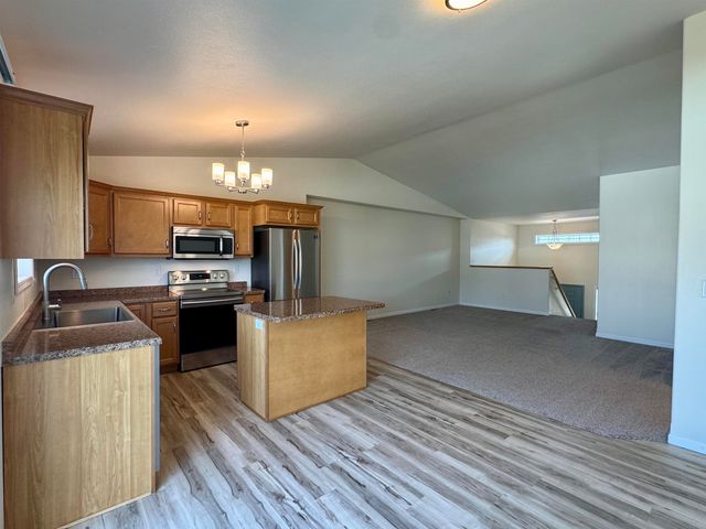 71 NE Mulberry Loop, Minot, ND 58703