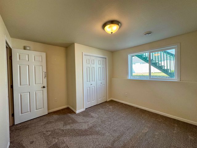 71 NE Mulberry Loop, Minot, ND 58703