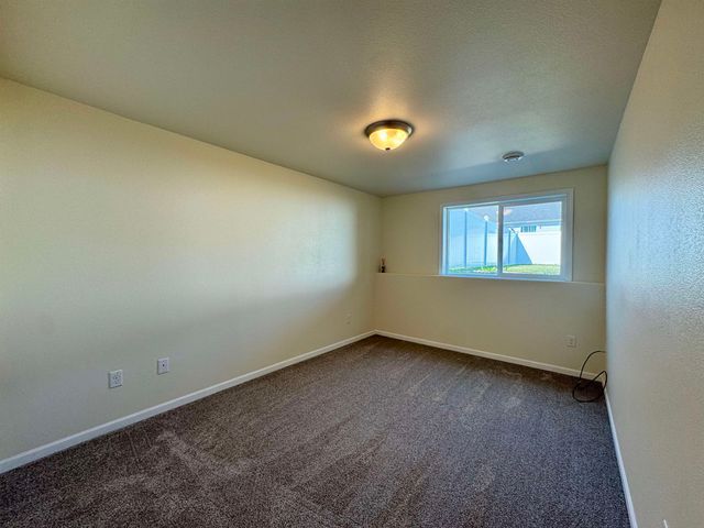71 NE Mulberry Loop, Minot, ND 58703