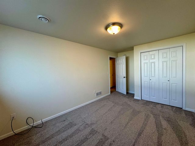 71 NE Mulberry Loop, Minot, ND 58703