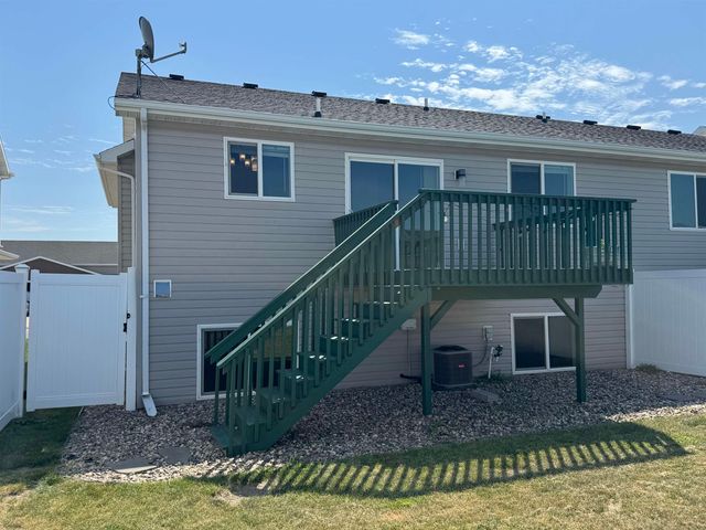 71 NE Mulberry Loop, Minot, ND 58703