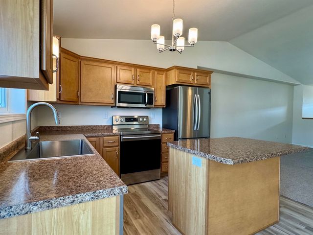 71 NE Mulberry Loop, Minot, ND 58703