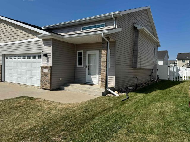 71 NE Mulberry Loop, Minot, ND 58703