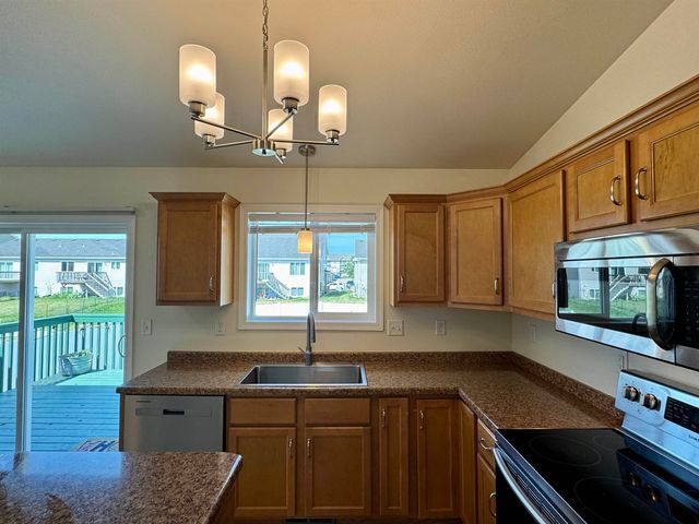 71 NE Mulberry Loop, Minot, ND 58703
