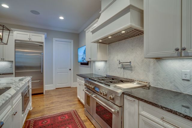 2424A Abbott Martin Rd, Nashville, TN 37215