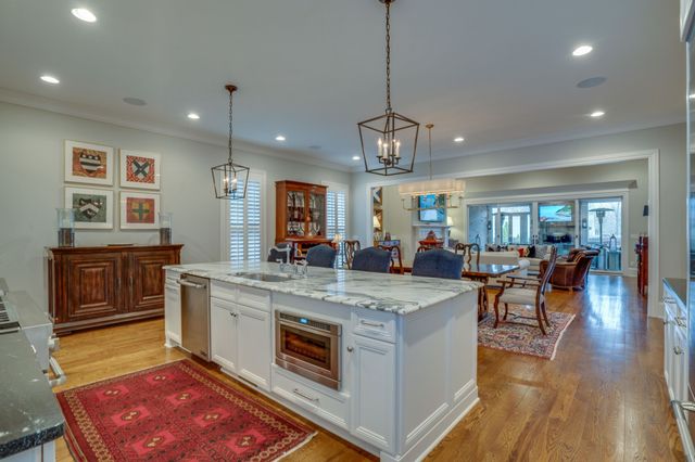 2424A Abbott Martin Rd, Nashville, TN 37215