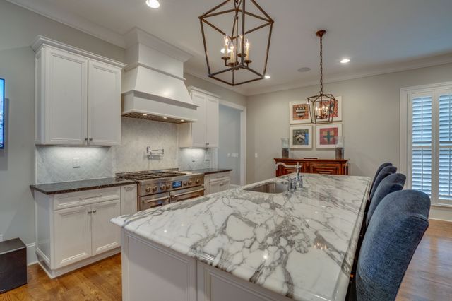 2424A Abbott Martin Rd, Nashville, TN 37215