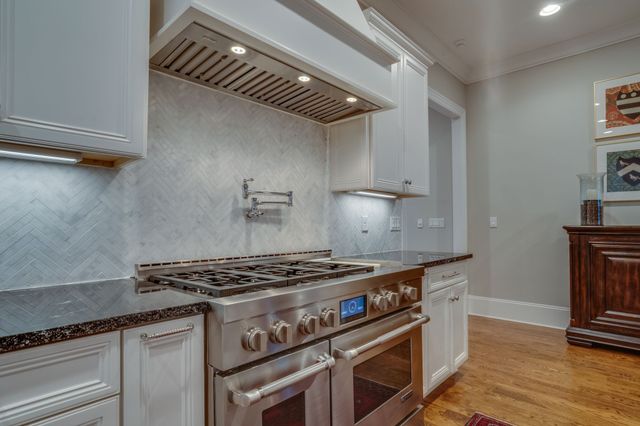 2424A Abbott Martin Rd, Nashville, TN 37215