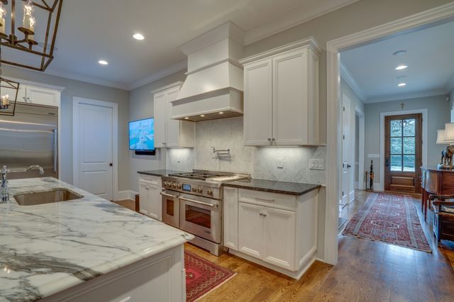 2424A Abbott Martin Rd, Nashville, TN 37215