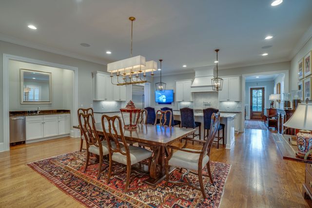 2424A Abbott Martin Rd, Nashville, TN 37215